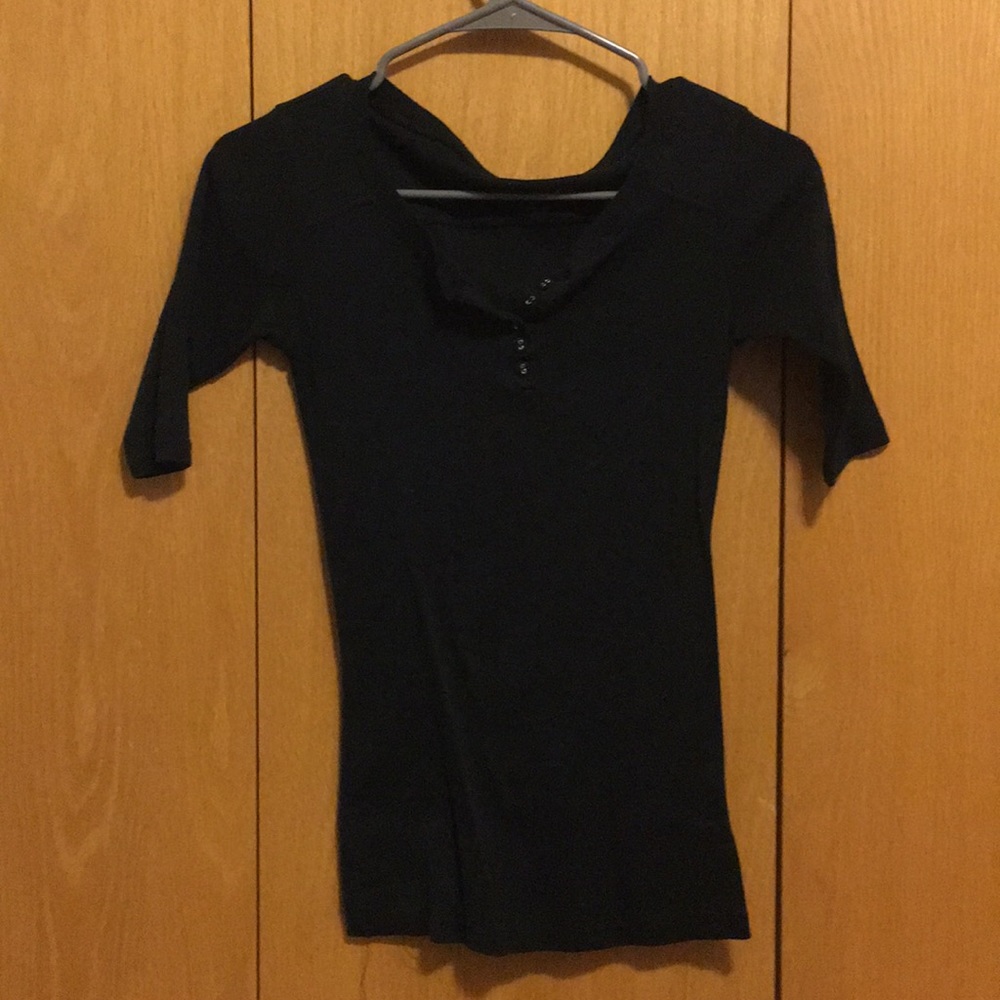 Black shirt, sleeves to the elbow area